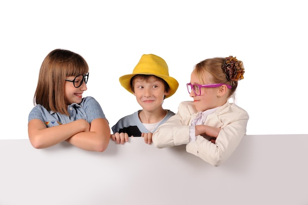 Retrato de niños felices con blanco en blanco