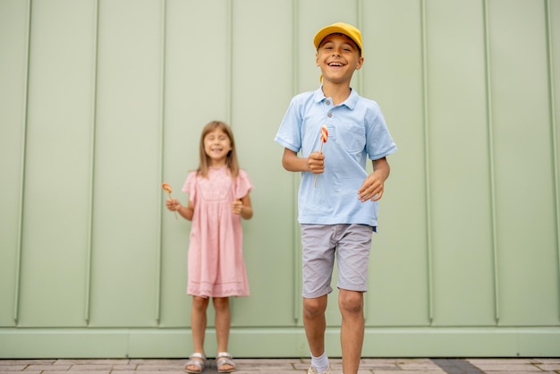 Retrato de niños felices con dulces al aire libre