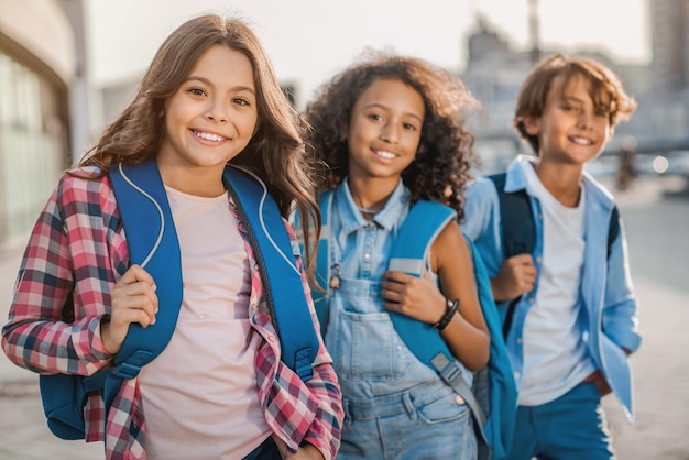 Foto retrato de niños felices mirando a la cámara al aire libre