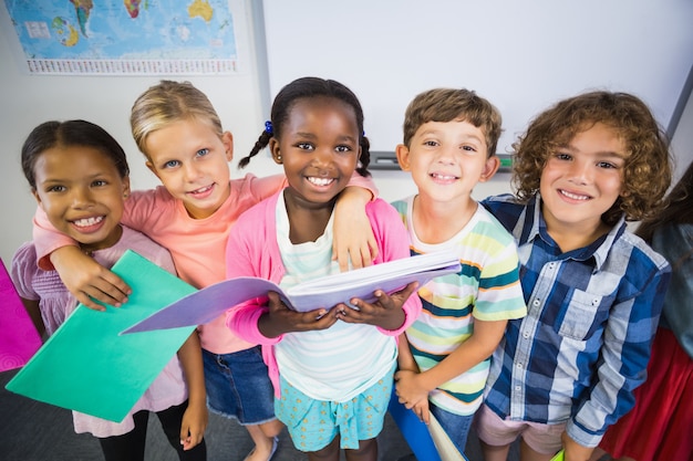 Foto retrato de niños con libro en el aula