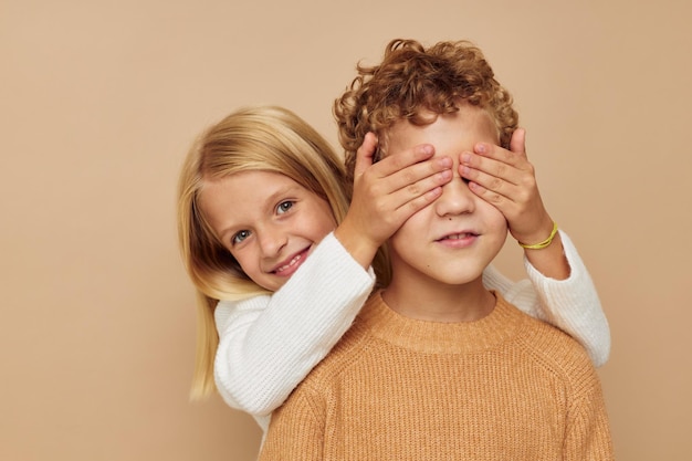 Retrato de niños lindos abrazo entretenimiento posando amistad fondo aislado