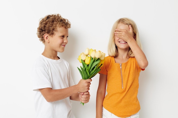 Retrato de niños lindos divertido regalo de cumpleaños sorpresa ramo de flores estilo de vida inalterado