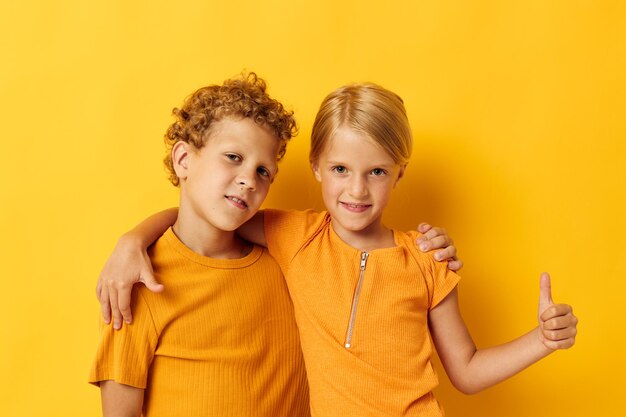 Retrato de niños lindos juegos de ropa casual divertidos juntos posando fondo aislado inalterado