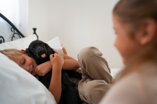 Retrato de niños pequeños con su perro mascota