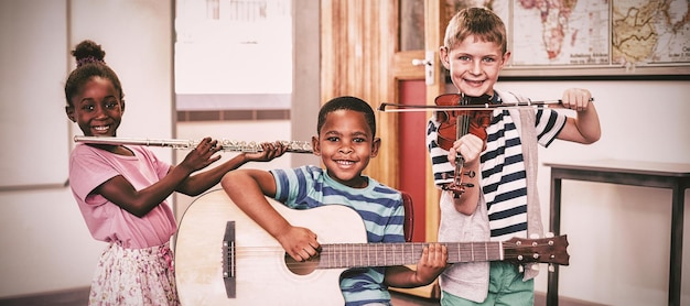 Retrato de niños tocando instrumentos musicales en el aula