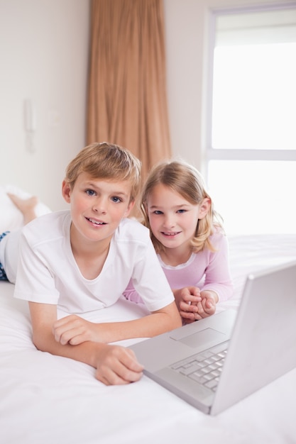 Retrato de niños usando una computadora portátil