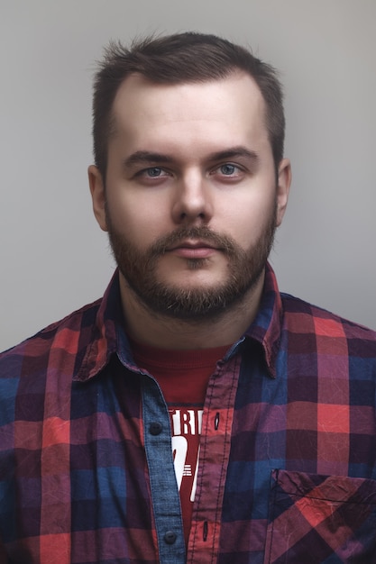 Foto retrato no el hombre afeitado sobre un fondo gris