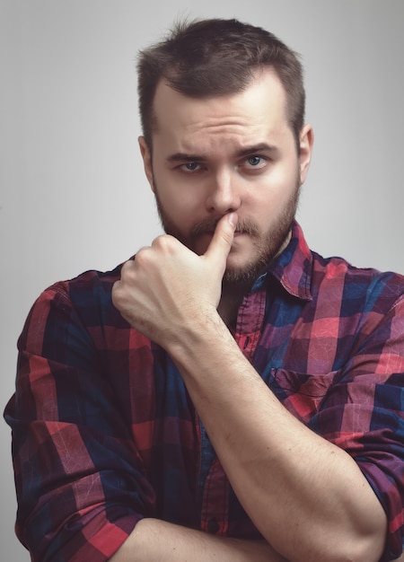 Foto retrato no el hombre afeitado sobre un fondo gris