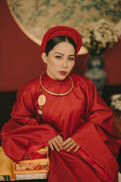 Retrato de una noble niña vietnamita en trajes antiguos