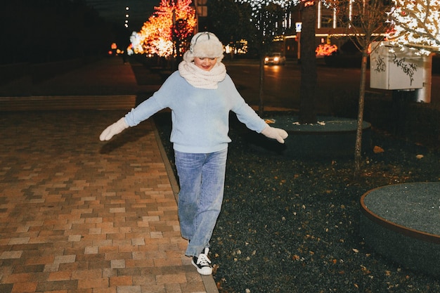 Retrato de noche de invierno de una hermosa mujer en ropa de invierno. sombrero de piel y guantes.