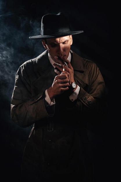 Un retrato noir de un detective masculino encendiendo un cigarrillo Concepto de investigación de espías de detectives privados Películas y libros de detectives de los años 50