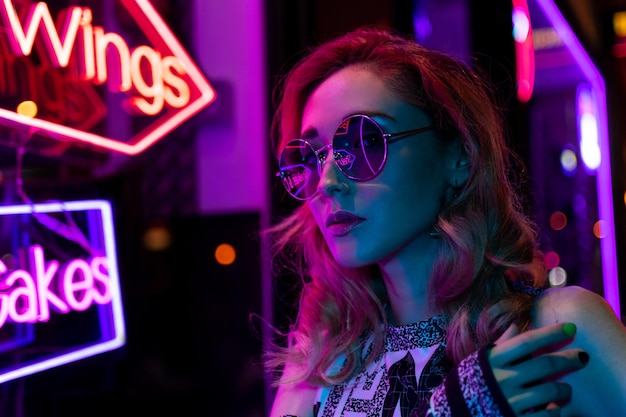 Retrato noturno cinematográfico de garota e luzes de neon