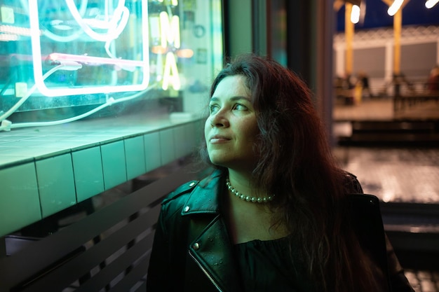 Retrato noturno cinematográfico de meninas e luzes de neon na cidade com espaço de cópia vida noturna e juventude