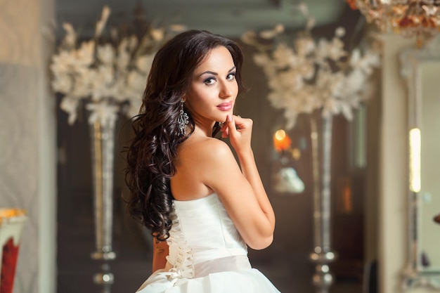 Foto retrato de novia adulta de belleza en vestido de novia blanco interior