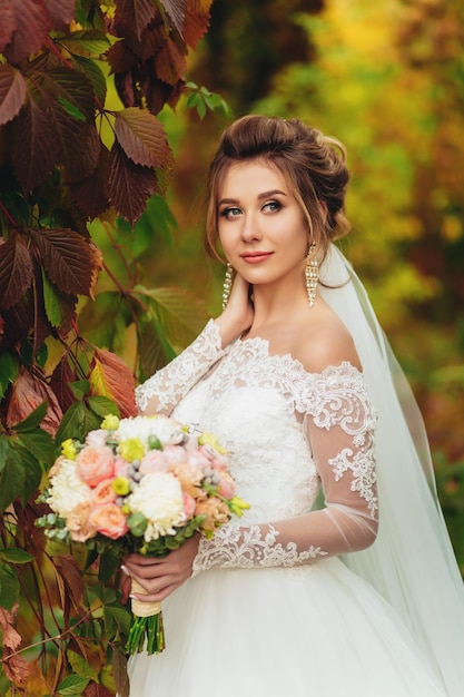 Retrato de una novia en el bosque de otoño