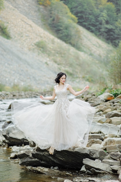 Retrato de la novia ceremonia de boda en la naturaleza