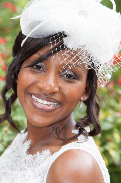 Retrato de una novia encantadora y hermosa sonriendo con dientes