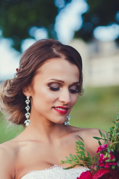 Retrato de una novia feliz con su ramo