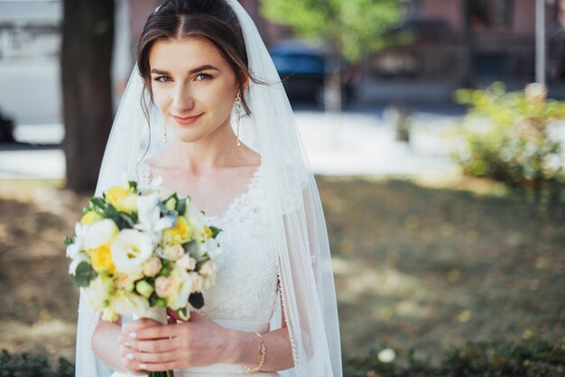 Retrato de la novia feliz con un vestido blanco