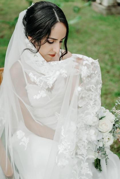 Retrato de la novia hermosa maquillaje velo de tela blanca