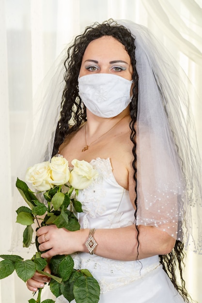 Retrato de una novia judía con una máscara médica