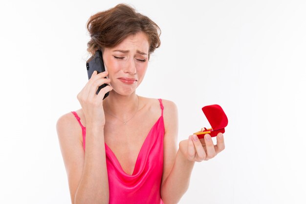 Retrato de una novia molesta con un anillo de bodas en sus manos, una niña angustiada llamando y llorando