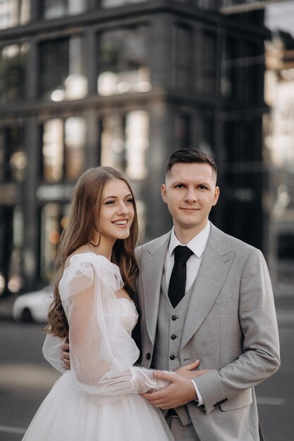 Foto retrato, de, novia y novio, aire libre, recién casado, pareja, mujer, llevando, vestido de novia, novio, en, clásico, traje gris, concepto, de, matrimonio, y, amor