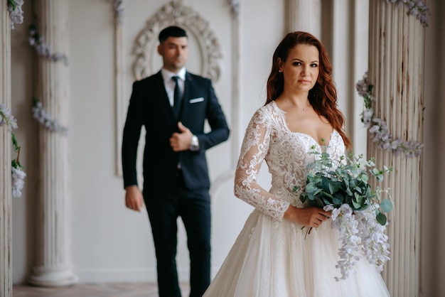 retrato de la novia y el novio en el fondo