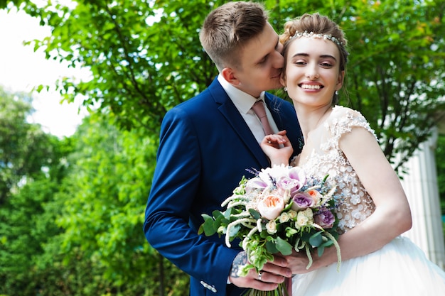 Retrato de la novia y el novio en la naturaleza