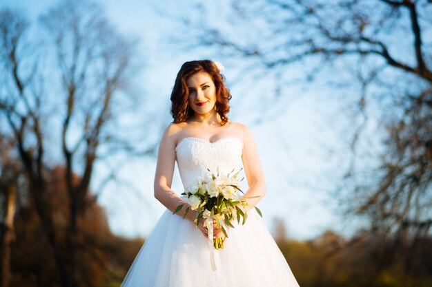 Retrato de una novia en el parque