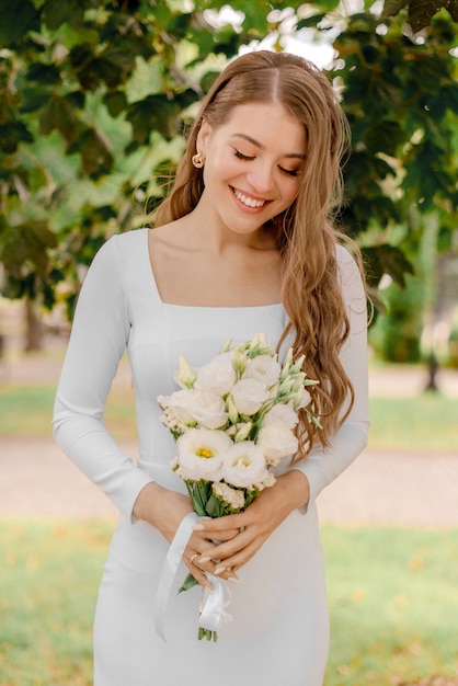 Retrato de una novia en el parque