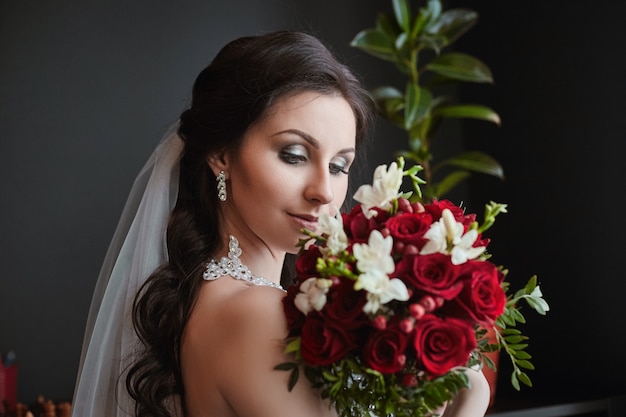 Retrato de una novia con un ramo de flores