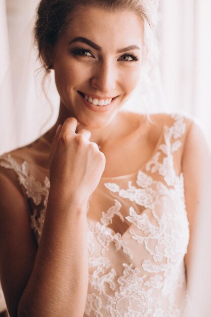 Foto retrato de la novia sonriente