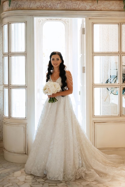 Retrato de una novia con un vestido blanco en un café luminoso