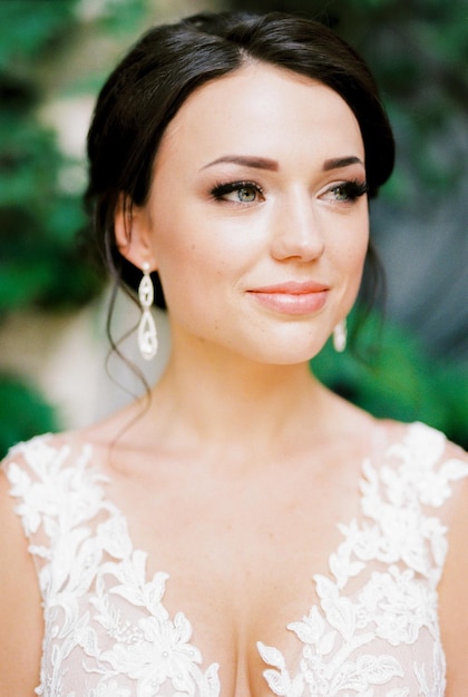 Retrato de una novia con un vestido de encaje blanco con bordado