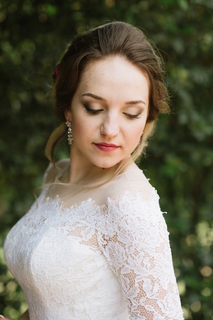 Retrato de la novia en el vestido de novia blanco de cerca