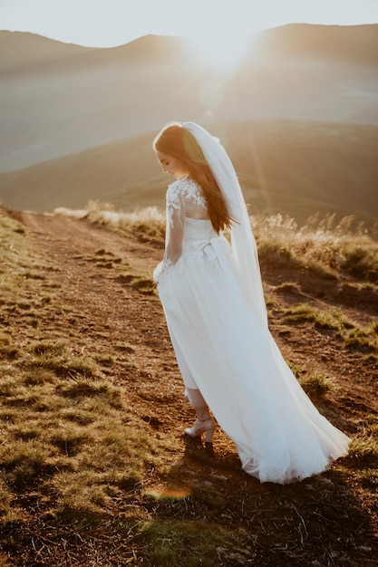 Retrato de novia con vistas a la montaña