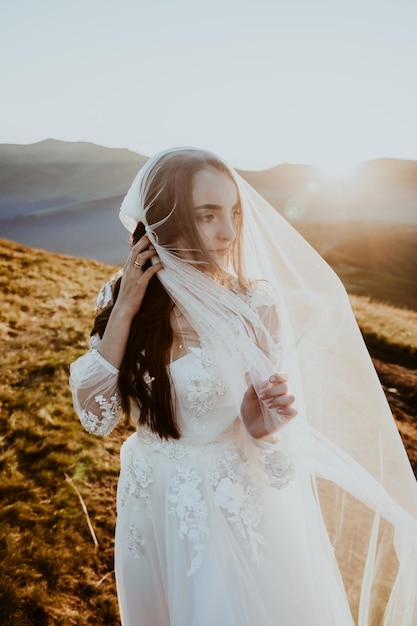 Retrato de novia con vistas a la montaña