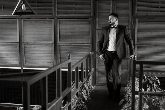 Retrato de un novio con barba en un traje azul