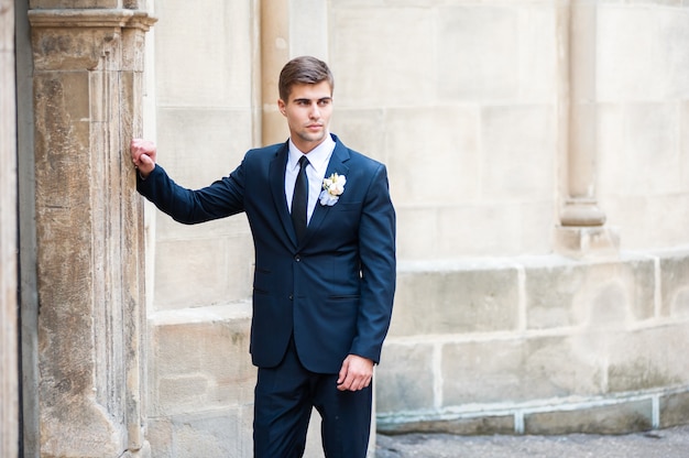 Retrato de novio de moda con estilo