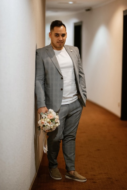 Retrato del novio con traje gris claro