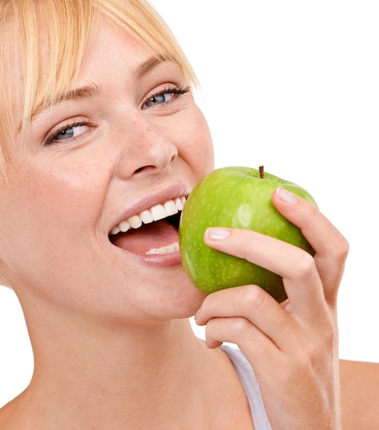 Foto retrato de nutrición y mujer feliz con manzana para beneficios de dieta o comida para perder peso en el estudio sonrisa y rostro de una chica con frutas para el bienestar del cuerpo digestión y fondo blanco