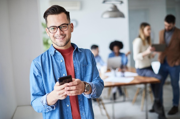 Retrato de oficina de hombre de negocios reunión teléfono móvil joven retrato casual inteligente