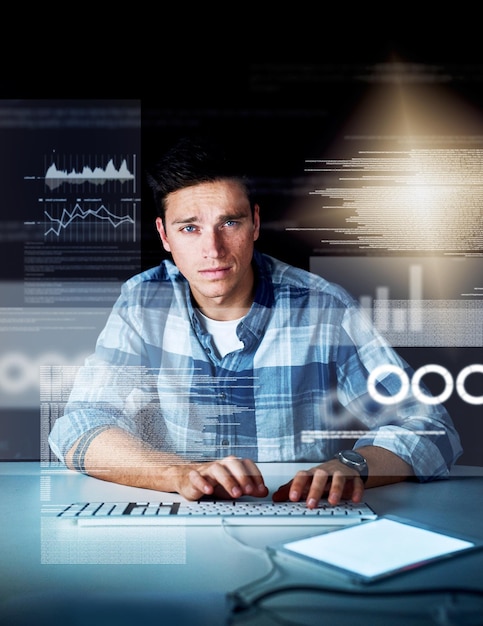 Retrato de oficina y hombre con superposición de datos para análisis de programación en línea y ciberseguridad en el comercio de criptografía Holograma de software y desarrollador web con métricas aplicación virtual o sistema de red