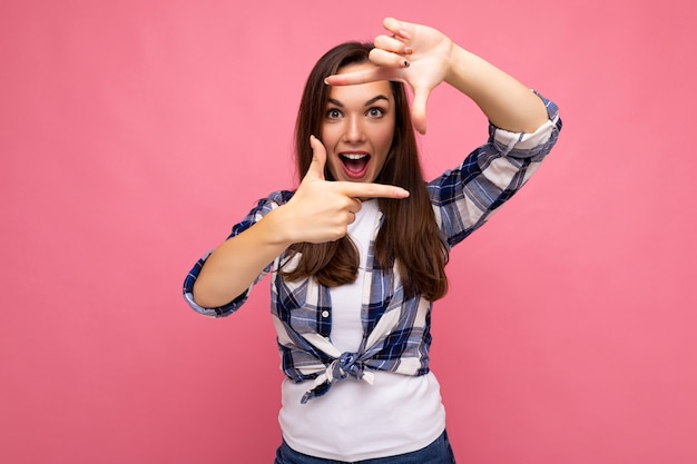 Foto retrato og joven positiva encantadora sonriente agradable linda mujer brunet con sinceras emociones bajo control