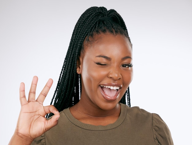 Retrato ok signo y mujer negra con sonrisa confiada y logro con chica en el fondo del estudio Cara mujer afroamericana y mujer feliz con celebración de buenas noticias o éxito en el fondo