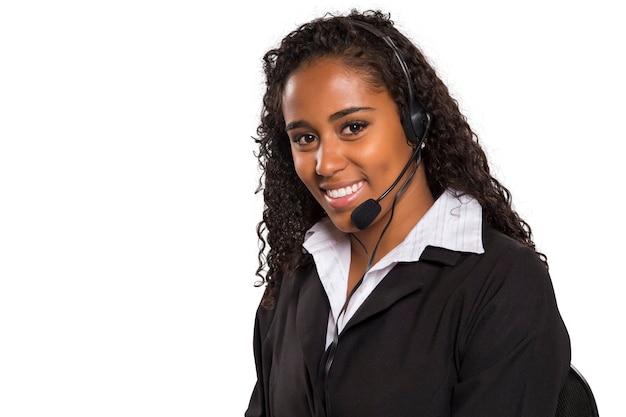 Retrato de operador de computadora de soporte al cliente femenino sonriente feliz aislado