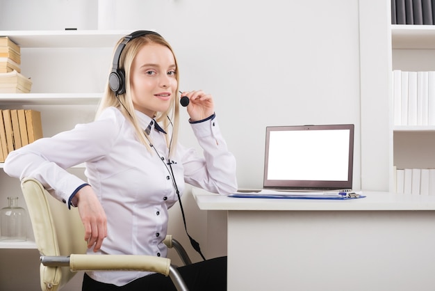 Retrato de operador de telefonía de soporte al cliente mujer sonriente feliz en el lugar de trabajo. - imagen