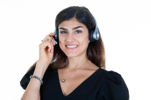 Retrato de operador de teléfono de soporte de mujer de negocios linda sonriente de negocios en centro de llamadas en auriculares de teléfono