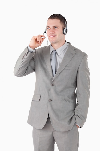 Retrato de un operador usando un auricular